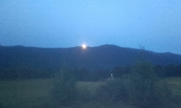 Lever de pleine lune sur la montagne